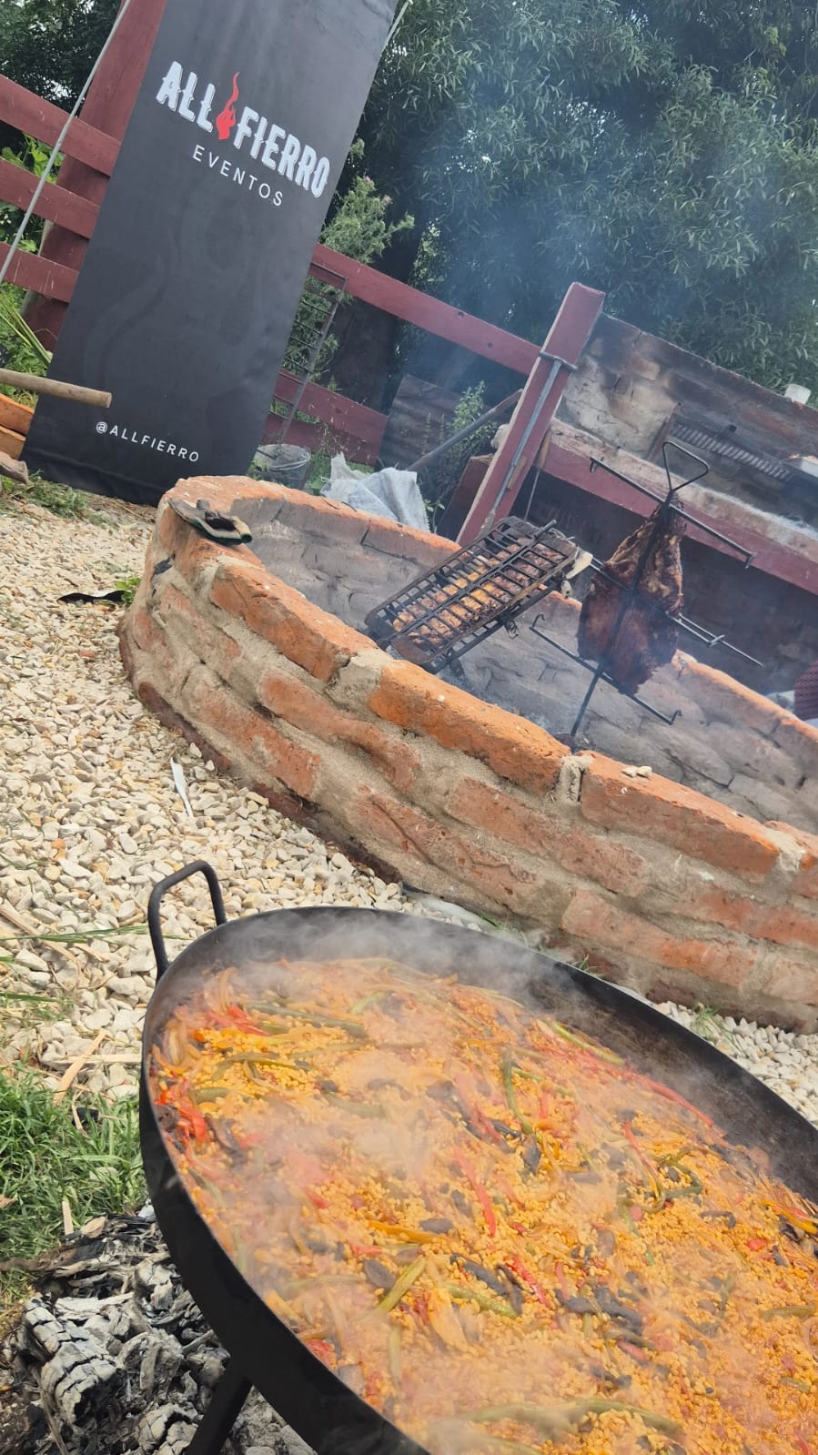 Fogón y paella en el sector de parrilla de Quinta Amancay